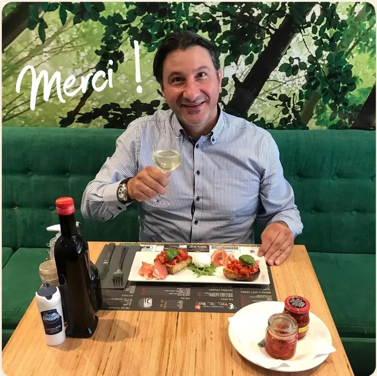 Mike, le patron, trinque à votre santé — merci !