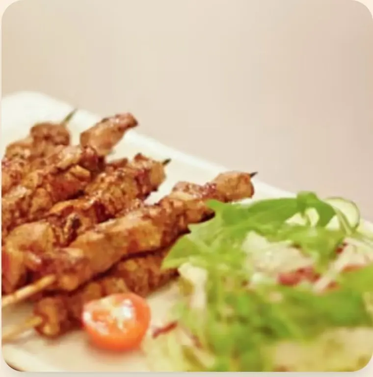 Brochettes de poulet grillées, salade fraîche