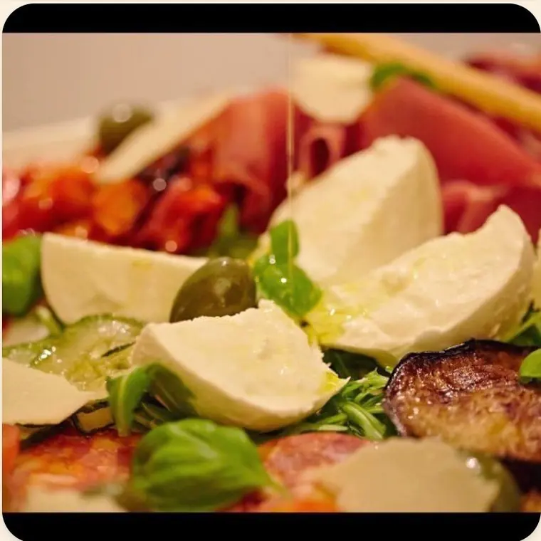 Antipasti mozzarella, tomates et basilic