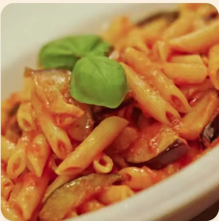 Penne aux aubergines, tomates et basilic