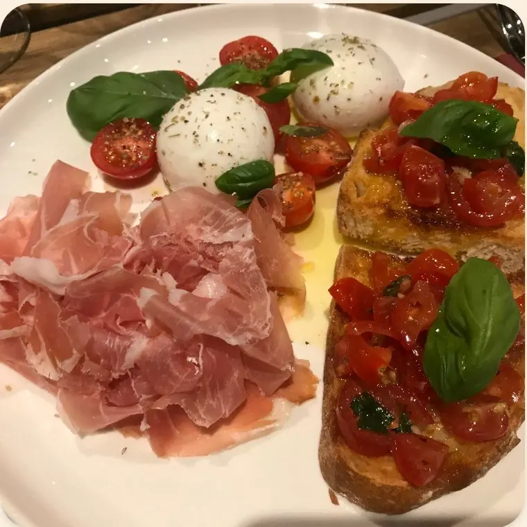 Burrata, jambon de Parme et bruschetta